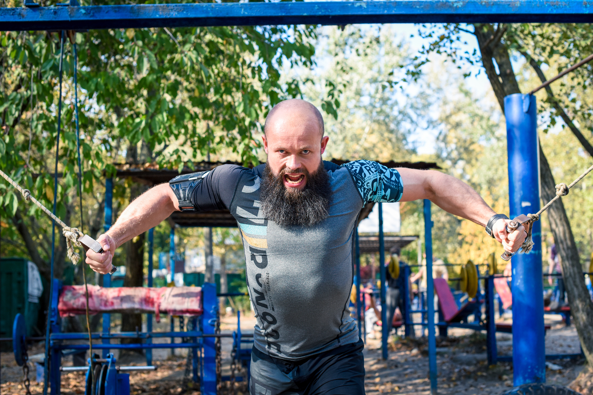 Kar v bližini doma se izvaja street workout s prijatelji